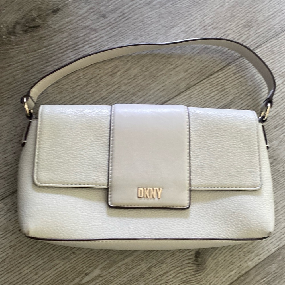 ❤️3/$30 DKNY white shoulder bag
